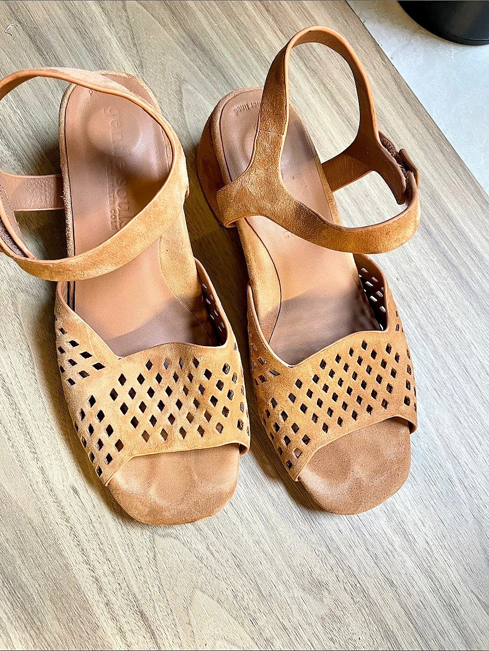 Gentle Souls by Kenneth Cole Perforated Heeled Sandals in Brown sz8
